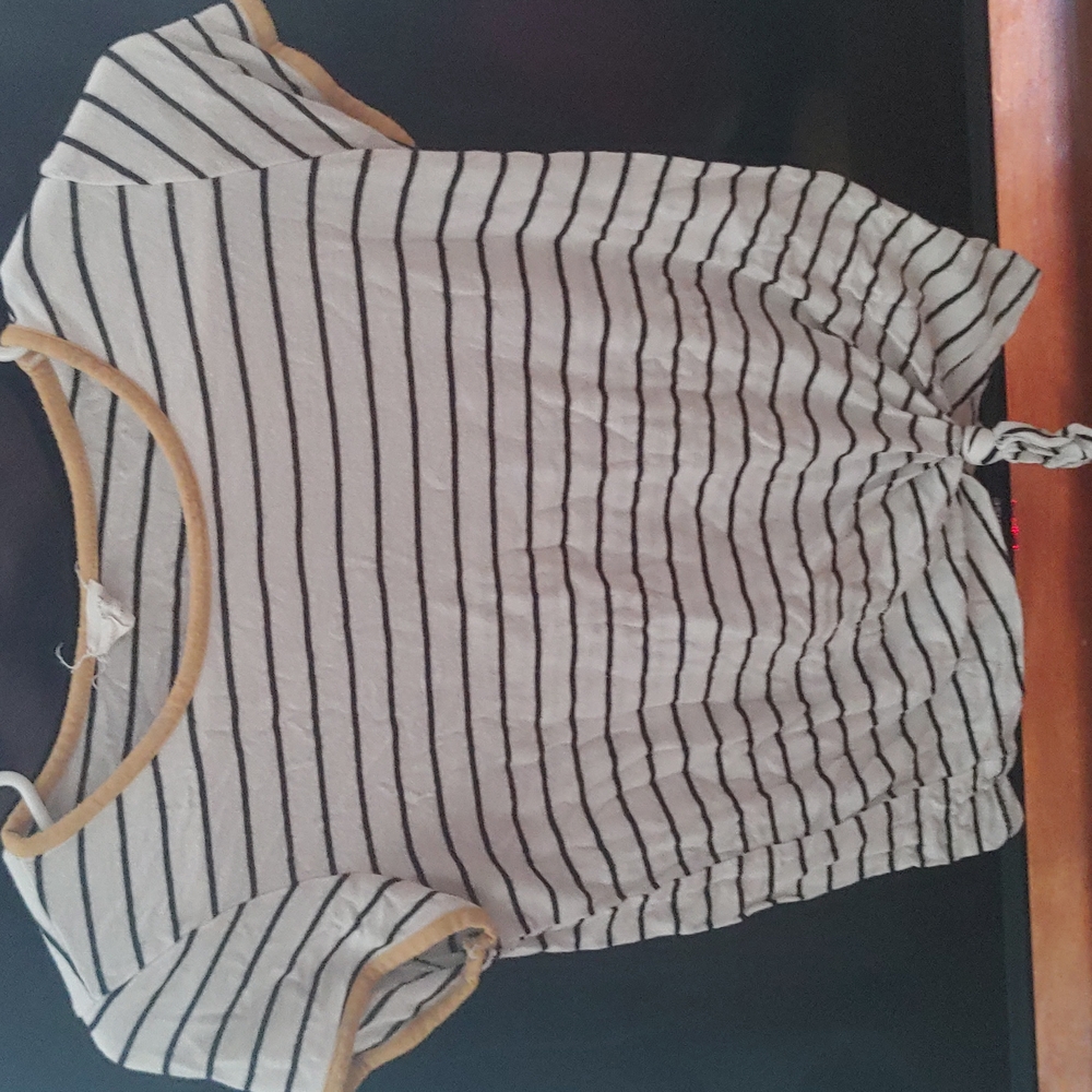 Cropped tied shirt